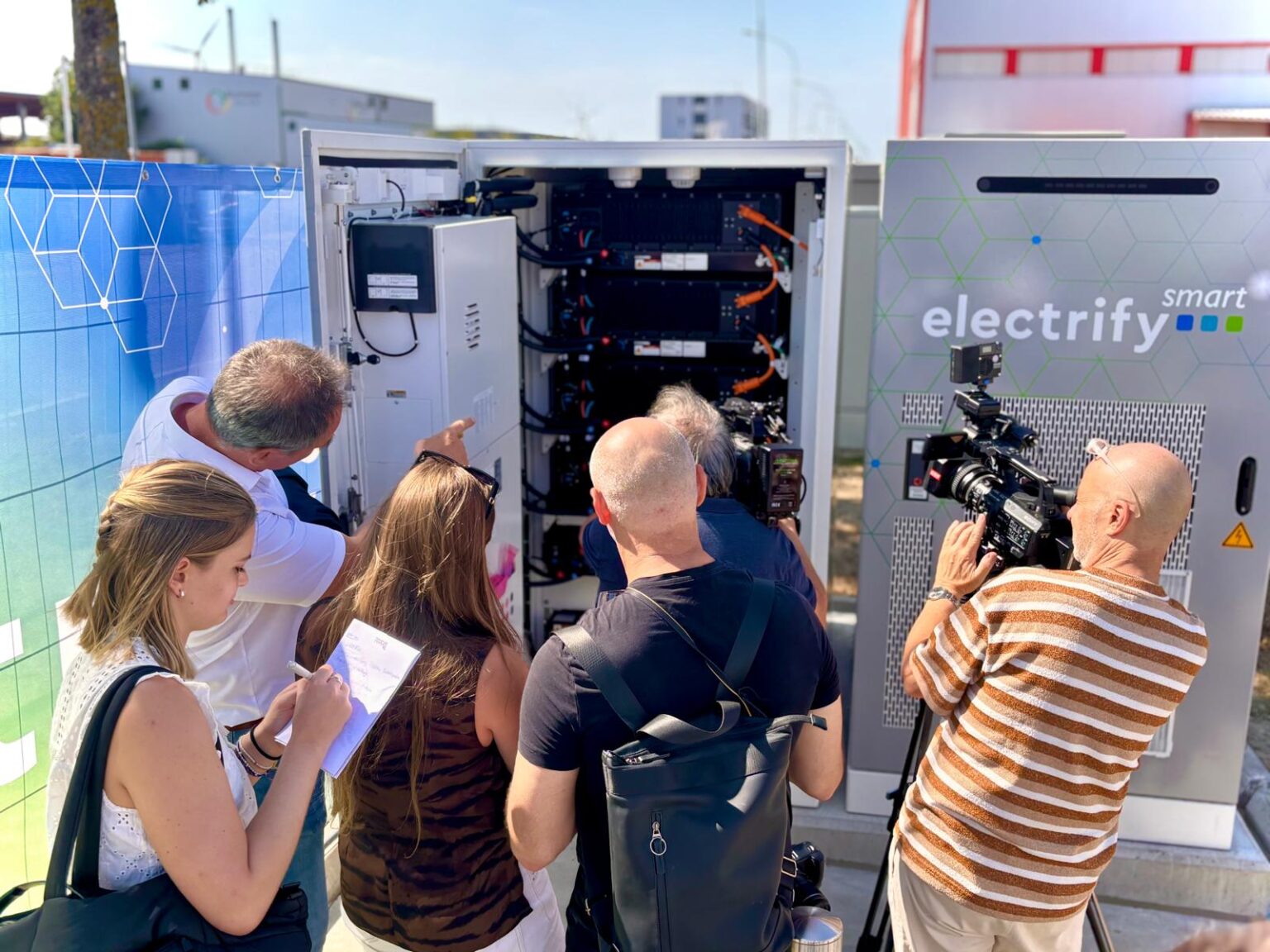 Batteriespeicher Innenansicht mit mehreren Fotografen